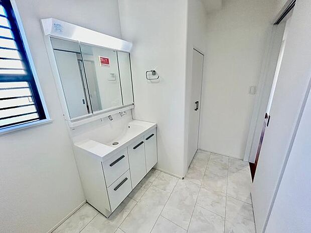 【洗面】背の高い物から低い物まで効率良く収納できるトレイアレンジ自在の洗面台。