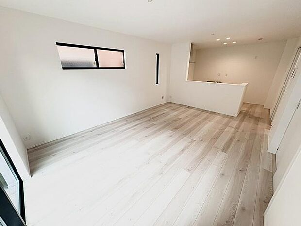 【リビング】白を基調とした爽やかな色彩なので家具やカーテンの色を選びやすくなっています。