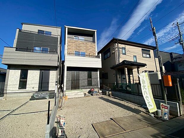 【【現地外観写真/2025年11月撮影】】食洗機、浴室乾燥機、網戸、一部シャッター付など設備充実!外壁は雨水で汚れを落とすセルフクリーニング機能付で綺麗長持ち!(当該号棟は右側2号棟です)