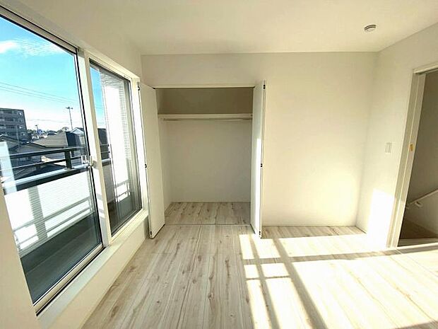 【【3階6.5帖洋室】】全居室に収納もしっかりと確保されているので、お部屋全体を広くお使いいただけます♪