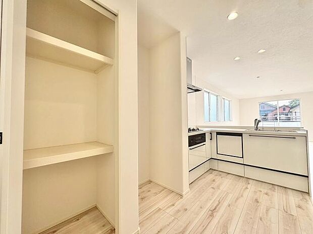 【キッチン】キッチンの後ろには収納スペースをご用意いたしました♪