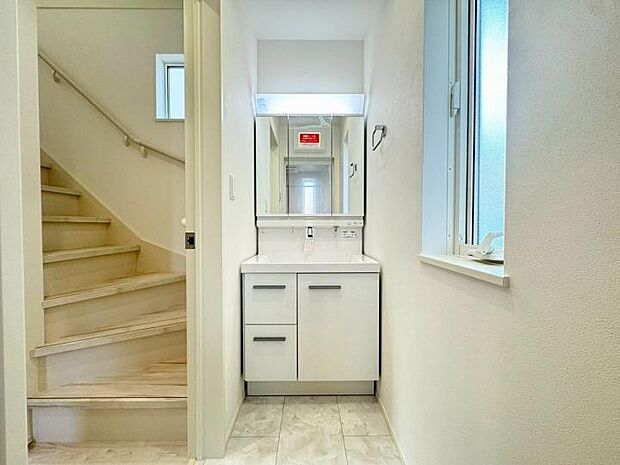 【洗面】背の高い物から低い物まで効率良く収納できるトレイアレンジ自在の洗面台。