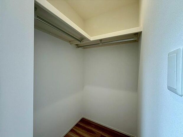 【ウォークインクローゼット】◆ウォークインクローゼット2カ所!奥行きのあるウォークインクローゼットなら丈の長いコートやワンピースはもちろんバッグや帽子、季節の家電やスーツケースまでこの一箇所に集約出来ます!