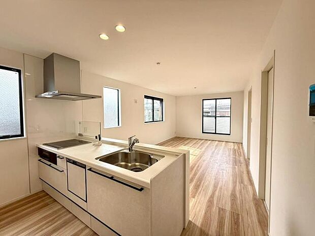 【キッチン】◆リビングを見渡せる開放的な対面キッチン!料理中もリビングにいるご家族やゲストと会話が弾みます!奥の方までたっぷり収納できるオールスライド収納で出し入れもスムーズにこなせます!