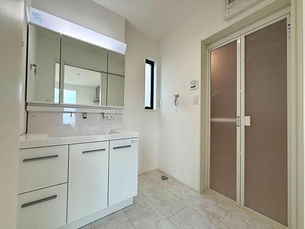 【洗面】◆洗面化粧台は曇りにくい三面鏡&奥行きのある洗面カウンターで身支度等動作をスムーズにこなせます!収納もたっぷり出来ます!