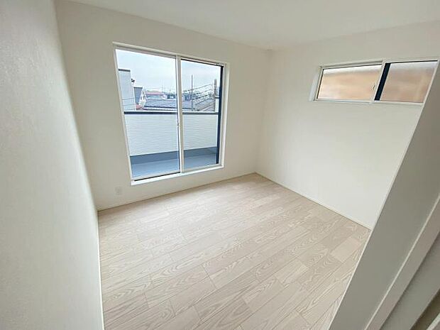 【【3階5.3帖洋室】】省エネ効果も高まるLow-E複層ガラス採用!