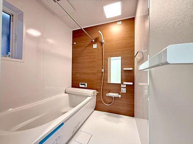 【浴室】◆1日の疲れをリフレッシュしやすいゆったりとした浴室!天気・時間・花粉といった洗濯物問題を解消してくれる浴室乾燥機装備!時間や天候を気にせず洗濯物を干せるのが嬉しいですね!