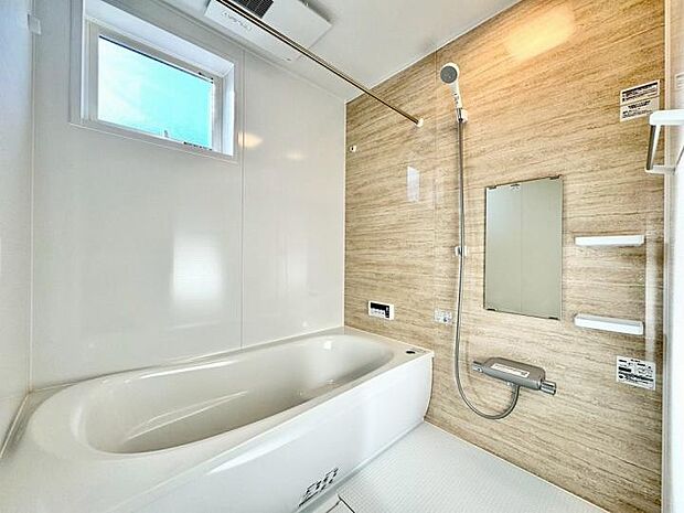 【浴室】浴室乾燥機付きなので、雨の日には洗濯物の乾燥室としても利用可能のユニットバス。