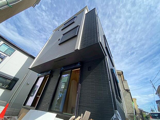 【【現地外観写真/2025年11月撮影】】食洗機や浴室乾燥機、網戸、一部シャッターなど標準装備で設備充実！