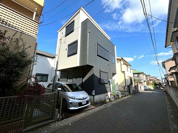 【【現地外観写真/2025年11月撮影】】外壁は雨水で汚れを落とすセルフクリーニング機能付で綺麗長持ち!