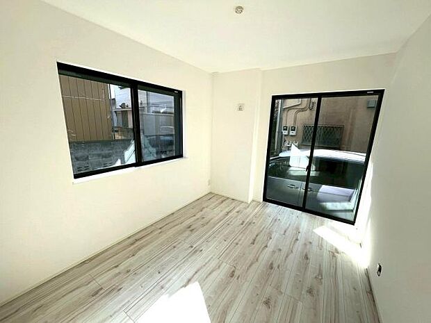 【【1階5.9帖洋室】】シャッター付なので防犯面も安心!