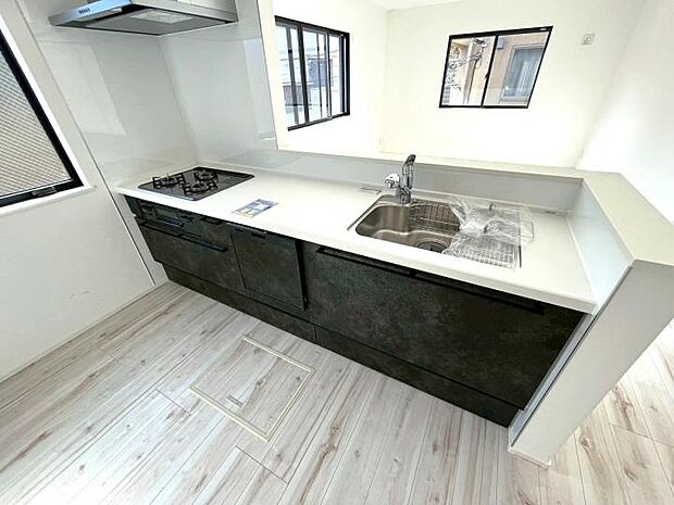 【【キッチン】】キッチンカウンター下部は奥の物が取り出しやすいオールスライド収納!床下収納もあり収納豊富!