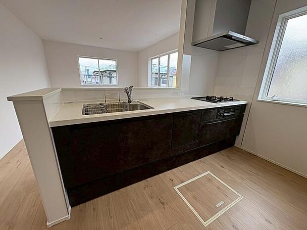 【キッチン】使いやすいオールスライド収納。食洗機・浄水器が標準装備です。