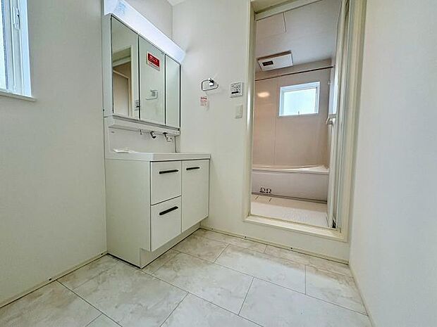 【洗面】繋ぎ目のない一体形成カウンターなのでお掃除もラクラクです。