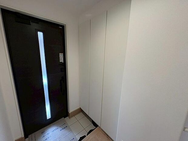 【玄関】玄関が暗くならないよう、光が入るようデザインされた玄関ドアを採用!