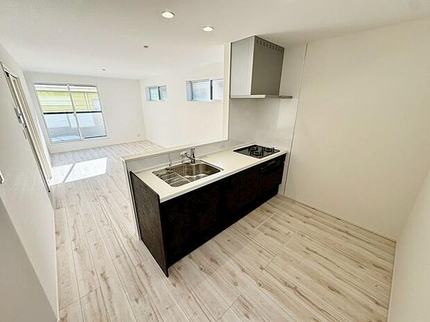 【キッチン】家族とおしゃべりしながらお料理もできる対面式を採用。