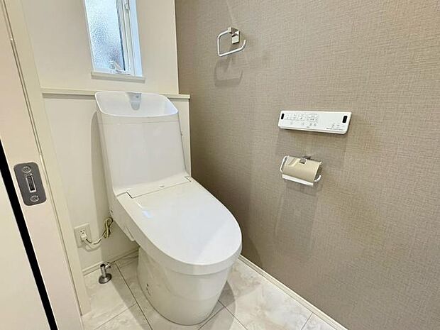 【トイレ】オート洗浄、節水機能などエコで清潔!あると便利なタオルリング付です。