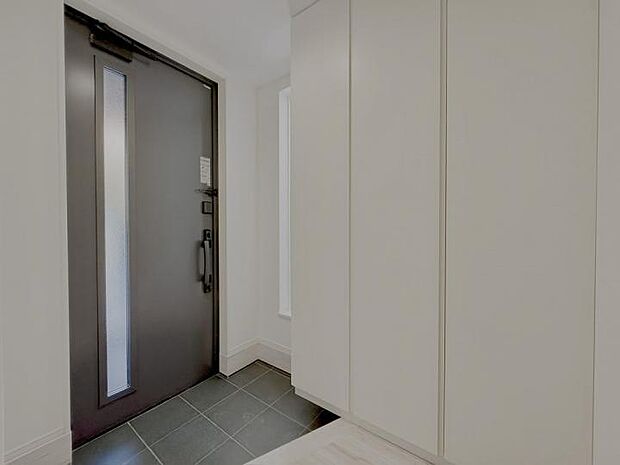 【玄関】大容量収納可能なシューズクローク標準装備。