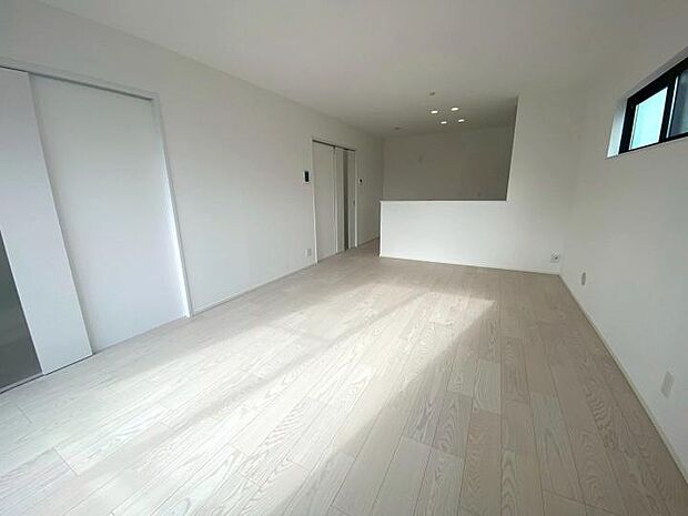 【【リビング】】LDK広々17帖!プライベート空間を確保しやすい2階リビング設計!