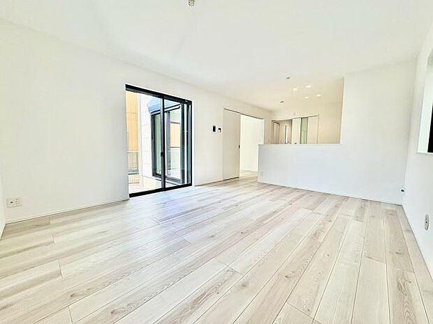 【リビング】へこみ傷やすり傷・摩耗に強いワックスフリーの床材を採用!