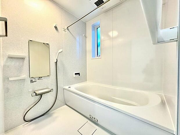 【浴室】雨の日の強い味方、浴室乾燥機付きのユニットバス。洗濯物をかけられるパイプ付。