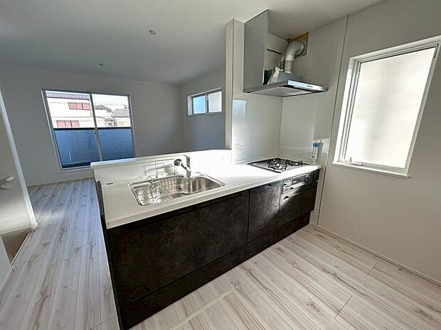 【キッチン】家族とおしゃべりしながらお料理もできる対面式を採用。