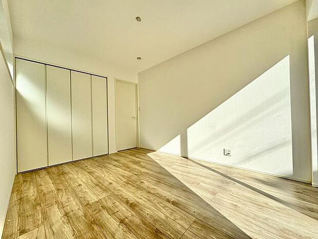 【洋室】洋室　断熱効果の高い複層ガラス採用。内側のガラス面を冷えにくくするので結露にも有効。