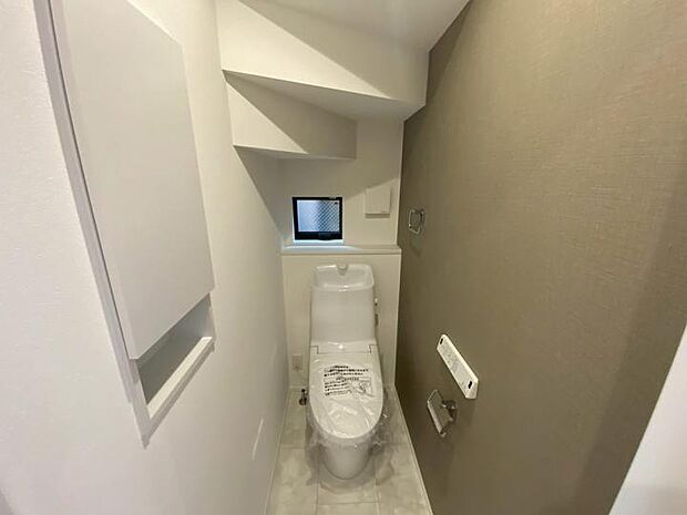 【【トイレ】】少ない水でしっかり洗い流す節水型トイレを採用。1階と2階のそれぞれに設置されているので、家族が重なる朝の準備時間や、就寝前の慌ただしさも解消されます。