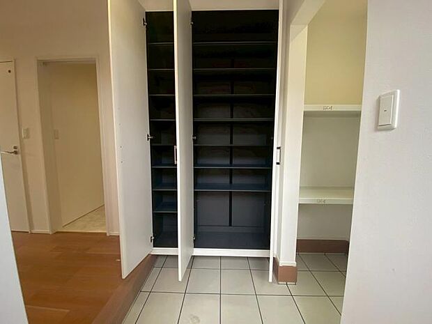 【【玄関収納】】散らかりがちな家族全員の靴をたっぷり収容できる大型の玄関収納を完備しており、急な来客時でも慌てることなく、常に清潔感のある整った玄関スペースを保つことができます。