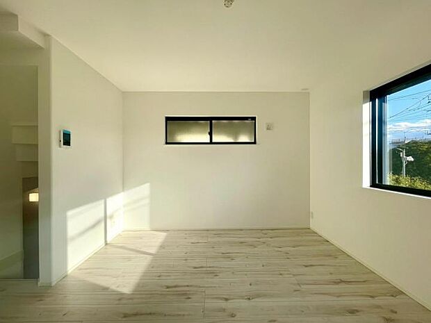 【リビング】■プライバシー確保しやすい2階リビング！窓を複数設置しているので、暖かな日差しが舞い込みます！ご家族のコミュニケーションが自然と深まるリビングイン階段！