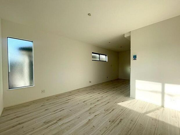 【リビング】■住まわれる方がインテリアコーディネートを楽しめるようシンプルデザインを採用した室内！家具やレイアウトでお好みの空間を創ることが出来ます！