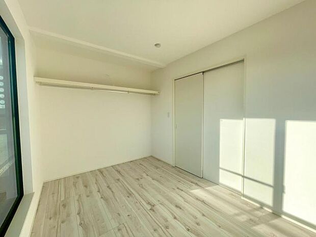 【室内】■床材は、へこみ傷や擦り傷がつきにくい耐久性の高いフローリングを採用しています！