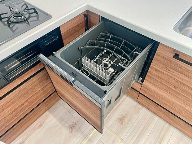 【キッチン】■食洗機を装備した使い勝手の良いシステムキッチンです！忙しい家事を時短化して時間を有効活用出来ます！