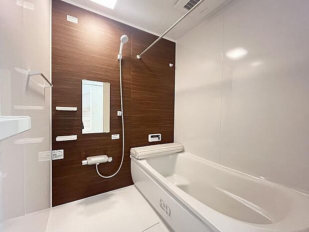 【浴室】雨の日の強い味方、浴室乾燥機付きのユニットバス。洗濯物をかけられるパイプ付。