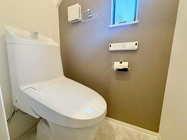 【トイレ】一面だけアクセントクロスを効かせて、こんなところもオシャレに。