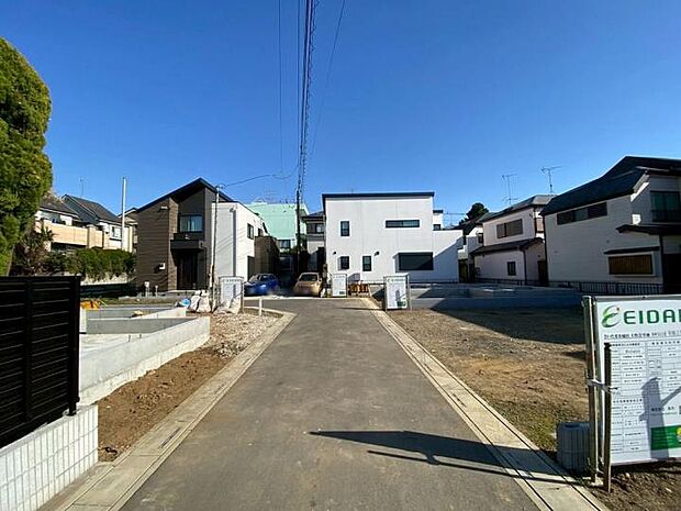 【【現地写真/2025年12月撮影】】家族でゆったり暮らせる全棟30坪超。普通車1台駐車可能なカースペース付。断熱性に優れたLow-E複層ガラス採用で快適性を高めた、設備充実の新築分譲住宅です。
