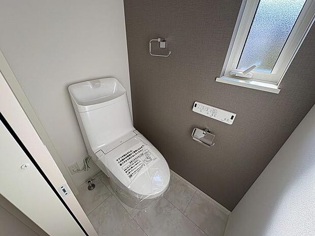 【トイレ】汚れがつきにくいシャワートイレで、日々のお手入れを最小限に抑えます。フチのない形状や、奥までサッとひと拭きできるデザインは、家事の時短を叶える頼もしい味方。