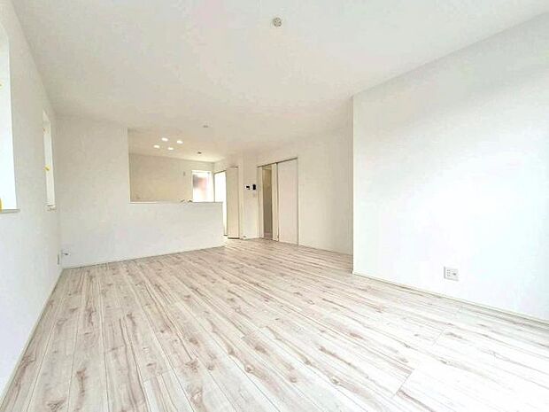 【【リビング】】ワックスフリーで傷がつきにくい耐久性に優れた床材は、お手入れの手間を省き忙しい毎日でも清潔感のある空間を保てます。