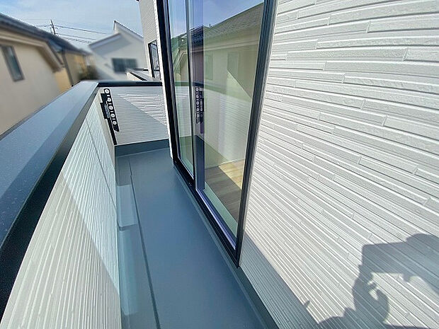 【バルコニー】3つの居室にまたがる広々としたバルコニーは、洗濯物を干すだけでなく、ちょっとした外気浴にも最適。部屋同士に一体感が生まれ、住まい全体がさらに広く感じられます。