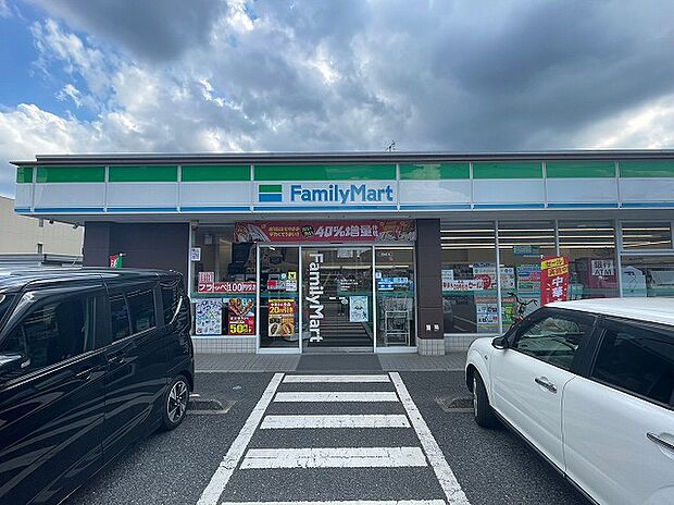 ファミリーマート越谷赤山三丁目店(約430m)