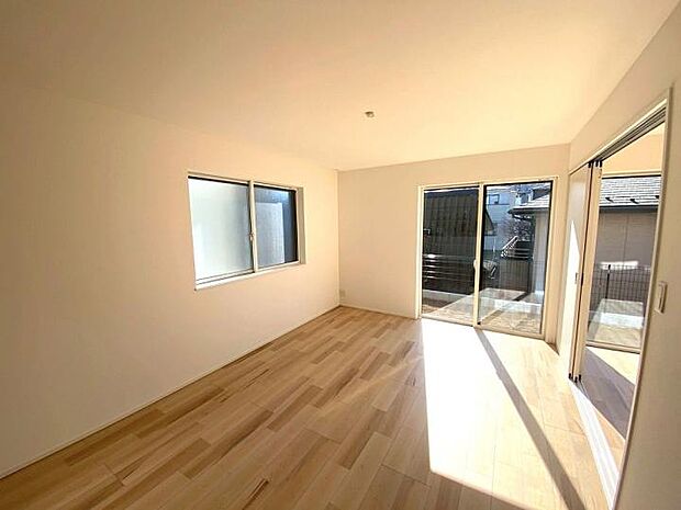 【【リビング/2号棟】】大きな窓からたっぷりと陽光が注がれる明るい空間♪