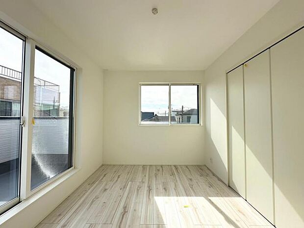 【室内】■全室2面採光！窓ガラスは断熱性の優れたLow-E複層ガラスを採用しており、快適な空間を保ちます！網戸標準装備！