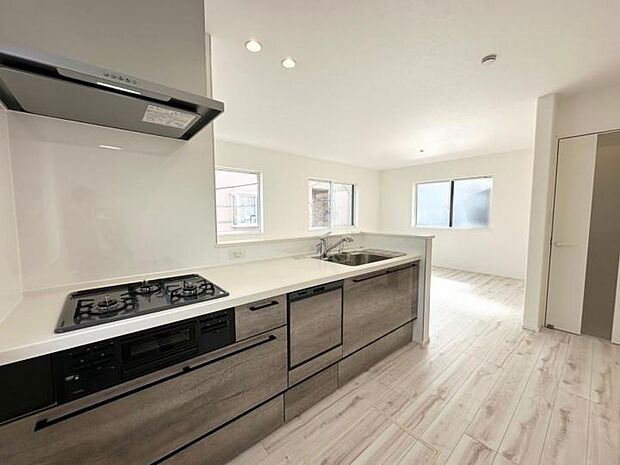 【キッチン】■食洗機を装備した使い勝手の良いシステムキッチン！忙しい家事を時短化して時間を有効活用出来ます！