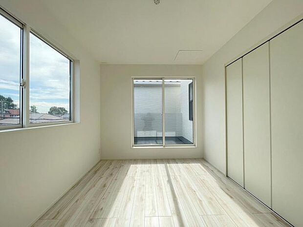 【室内】■床材は凹み傷やすり傷がつきにくい高耐久なフローリングを採用しています!