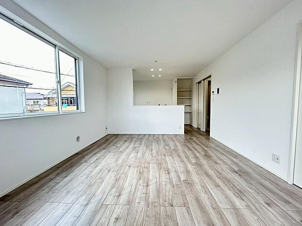 【リビング】道路や通行人の視線を気にせず、カーテンを開けてのびのびと過ごせる2階リビング。周囲を気にせず笑い合い、リラックスできる「本当のくつろぎ」がここにあります。