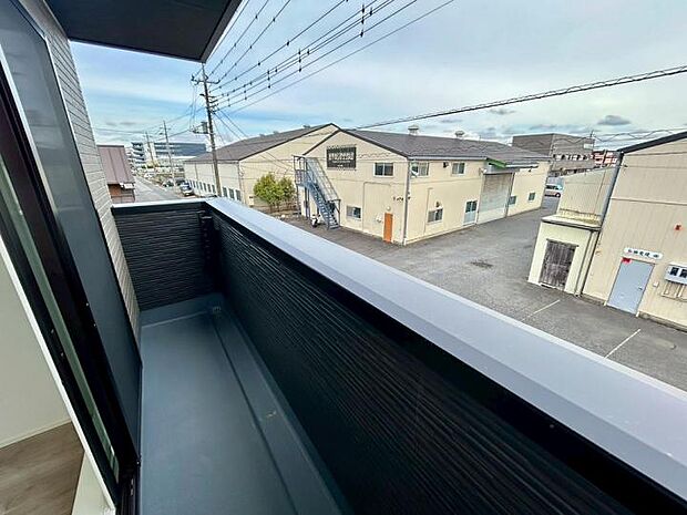 【バルコニー】シックな黒のアクセント壁が目を引く、スタイリッシュなバルコニー。