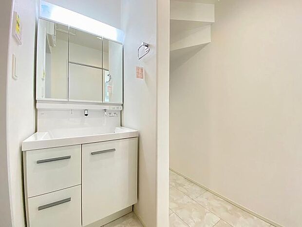 【洗面】背の高い物から低い物まで効率良く収納できるトレイアレンジ自在の洗面台。