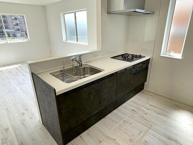 【キッチン】■キッチンからリビング全体を見渡せるので、ご家族やお客様とコミュニケーションを取りながら家事が出来ます！