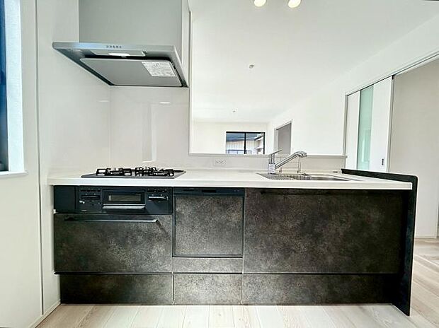 【キッチン】料理中もリビング全体を見渡せるから、小さなお子様がいても目が離せるので安心です。「ママ、見て！」に応えられる距離感が、ゆとりある育児をサポート。