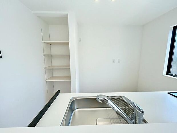 【キッチン】家事ラクを実現！キッチンの「すぐ後ろ」にある便利な収納スペース。